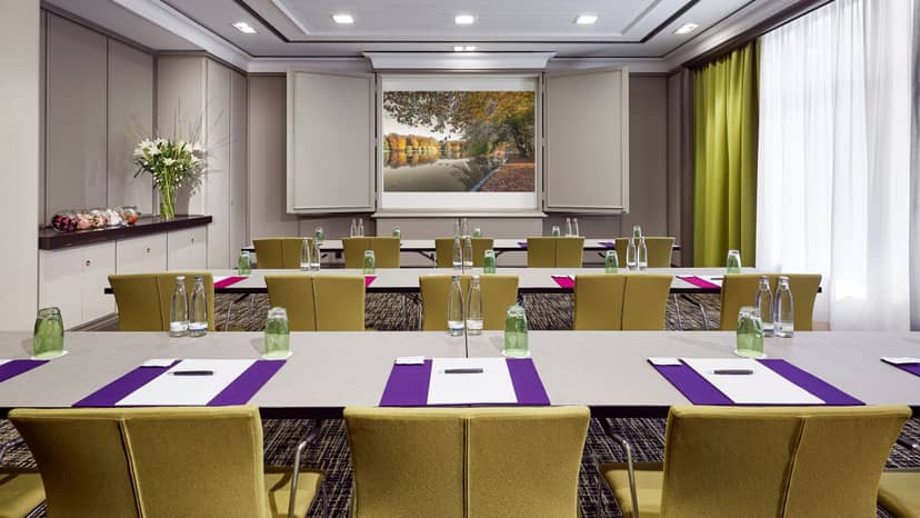 Classroom-style boardroom at Lindner Hotel Köln with AV setup for corporate meetings and conferences.
