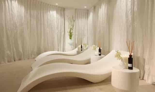Muelheim breakout lounge at Lindner Hotel Köln: minimalist incentive travel event space.