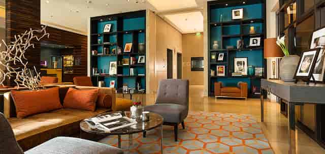Modern meeting room in AMERON Köln Hotel Regent for corporate networking and business events.