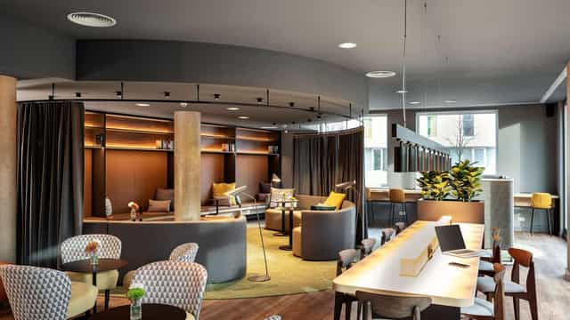 Modern Altstadt co-working space with privacy curtains for hybrid corporate workshops and meetings.