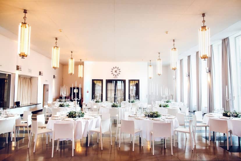 Historische Empfangshalle ballroom with Art Deco lighting for corporate galas and wedding events.