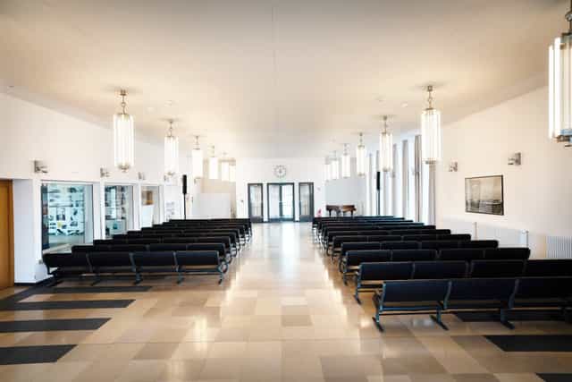 Historische Empfangshalle: Minimalist theater seating for corporate presentations and ceremonies.