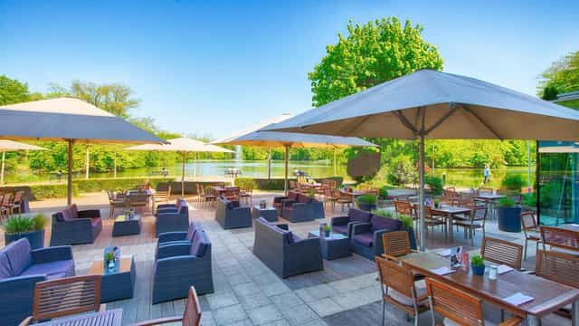 Outdoor terrace restaurant at Leonardo Royal Hotel Köln for waterfront networking events.
