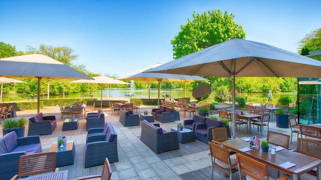 Outdoor terrace restaurant at Leonardo Royal Hotel Köln for waterfront networking events.