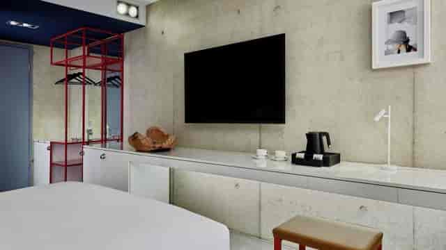 Modern meeting room at Deutz Tribute Portfolio Hotel, industrial-chic business event space.
