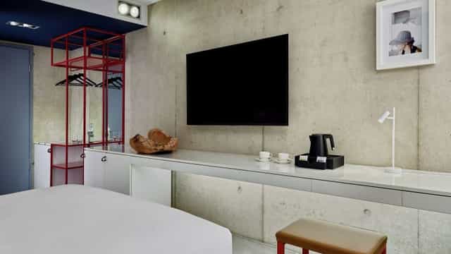 Modern meeting room at Deutz Tribute Portfolio Hotel, industrial-chic business event space.