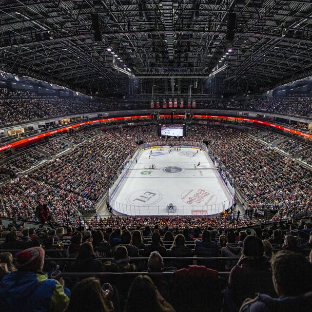 LANXESS arena with tiered seating, ideal for corporate plenary sessions and keynote events.