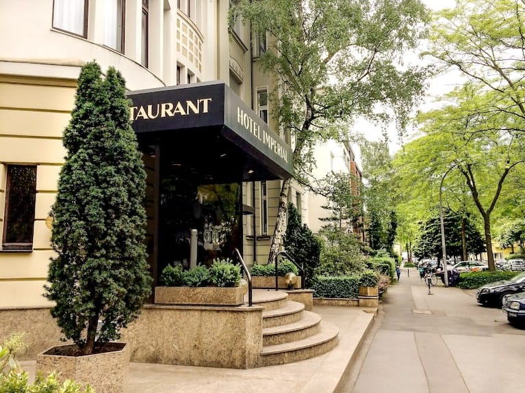 Raum Pius 2 at Hotel Imperial: exclusive, high-end board meeting room for luxury corporate events.