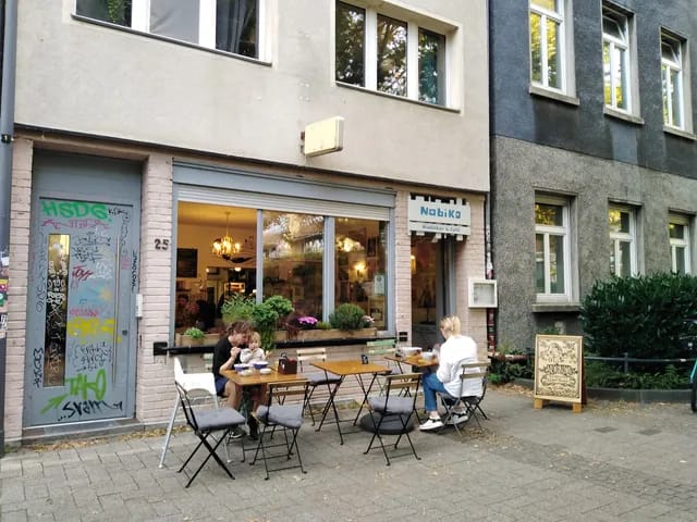 Restaurant La Verde & Bar La Roja outdoor sidewalk venue for casual networking and pop-up events.