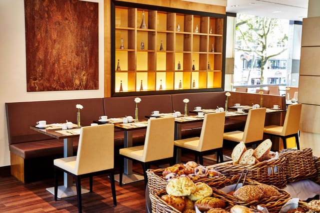 High-end hotel bar in Cologne, ideal for professional networking and corporate breakfast events.