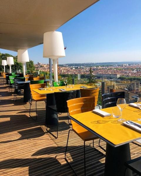 Vibrant outdoor dining at Le Rooftop Têtedoie, perfect for events and networking.