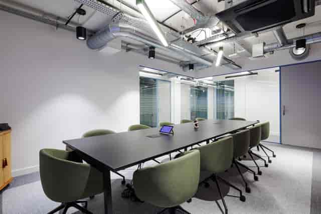Modern Gibbon Meeting Room with ergonomic chairs, ideal for hybrid professional events.