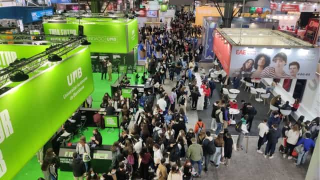 Saló de l'Ensenyament trade show with hanging signage at Fira Barcelona educational fair.