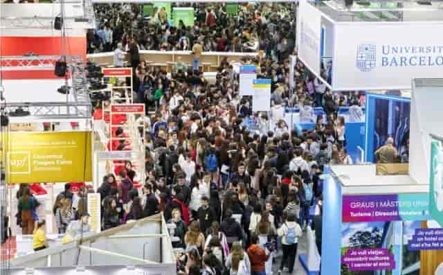 Crowded Saló de l'Ensenyament exhibition hall at Fira Barcelona, education fair event logistics.