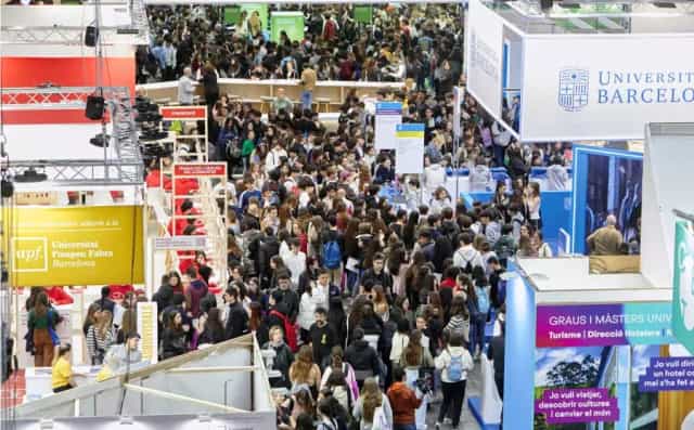 Crowded Saló de l'Ensenyament exhibition hall at Fira Barcelona, education fair event logistics.