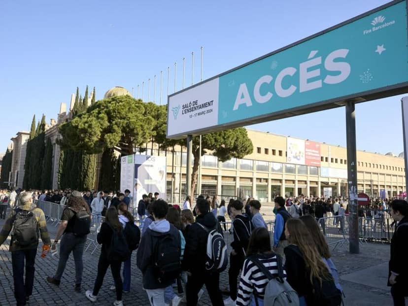 Wayfinding signage at Saló de l'Ensenyament event, Fira Barcelona Gran Via trade show.