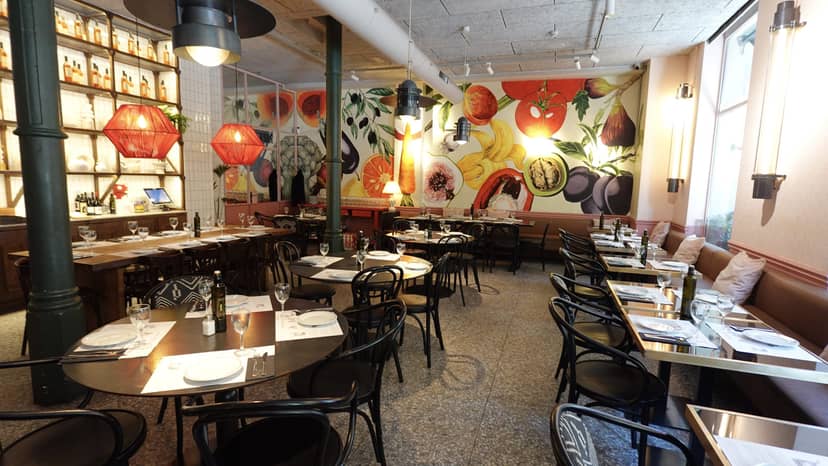 Modern event venue in Ronda Barcelona with mural wall for corporate dinners and social mixers.
