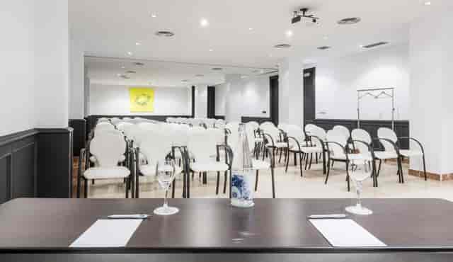 Theater-style function room in Ronda, Barcelona for corporate events and professional presentations.