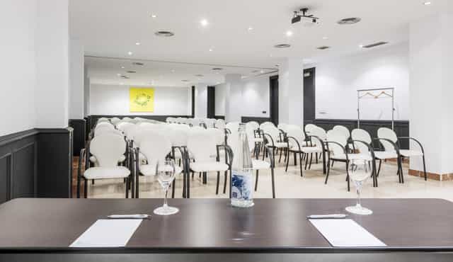 Theater-style function room in Ronda, Barcelona for corporate events and professional presentations.