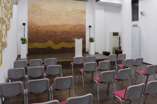 Theater-style workshop room at Sala Auditori Barcelona with elevated stage for events and lectures.