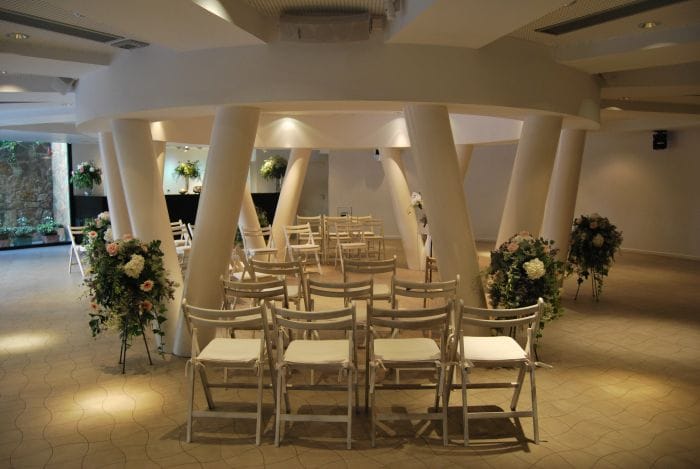 Esferic venue with structural columns, ideal for ceremony or presentation event layouts.