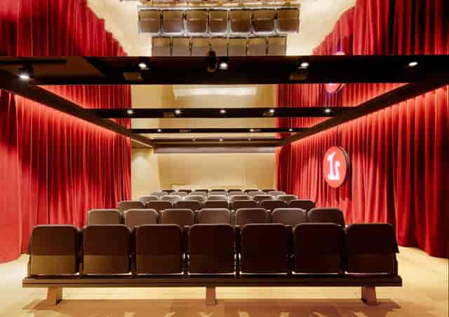 Sala Tenor Viñas theater with red velvet decor, ideal for brand presentations and private screenings.
