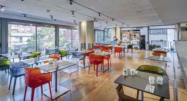 Salon Sagrada Familia modular meeting space for networking lunches and corporate events.