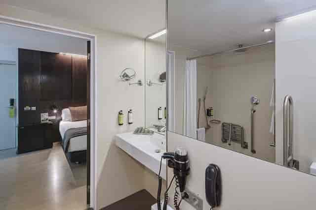 Accessible hotel room with roll-in shower at Sercotel Rosellón for conference and event stays.
