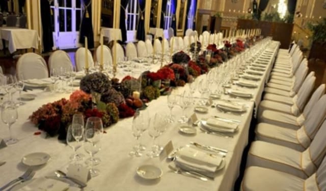 Long-table banquet in Salón Imperial Barcelona with floral runner for wedding or gala dinner.