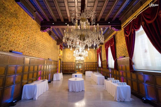 Lounge in Casa de la Seda with ornate woodwork, ideal for cocktail receptions and gala events.