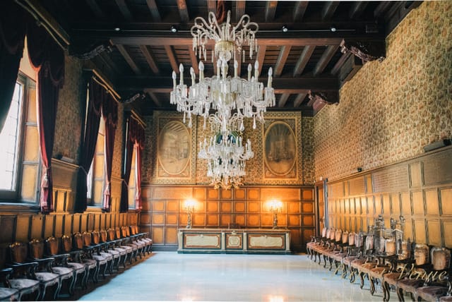 Ornate chandelier in Casa de la Seda lounge, ideal for formal boardroom meetings and gala events.