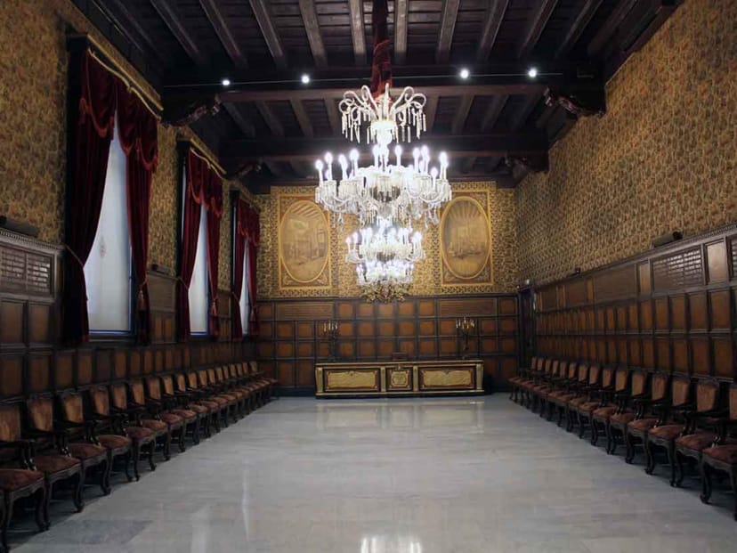 Boardroom-style lounge at Casa de la Seda, perfect for corporate meetings and executive events.