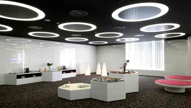 Modern breakout lounge at Barceló Sants with circular lighting for corporate networking events.