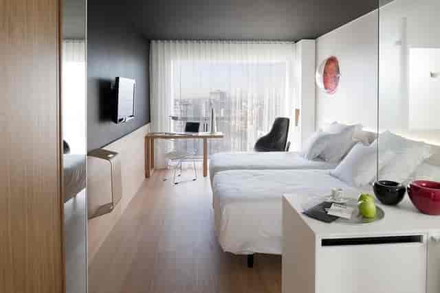 Modern Barceló Sants hotel room with workspace, ideal for corporate events and business travel.