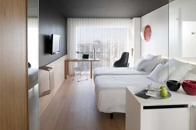 Modern Barceló Sants hotel room with workspace, ideal for corporate events and business travel.