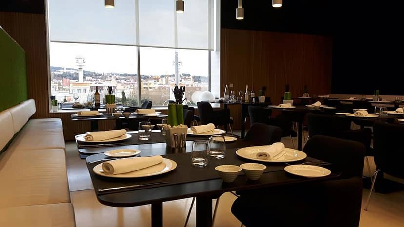 Modern Barceló Sants restaurant with skyline views for corporate luncheons and catering events.