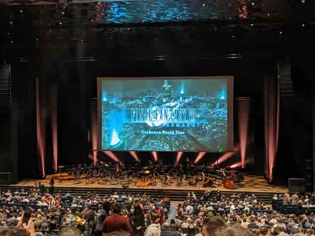 Stage at CCIB Auditori Fòrum with projection screen for live entertainment and corporate events.
