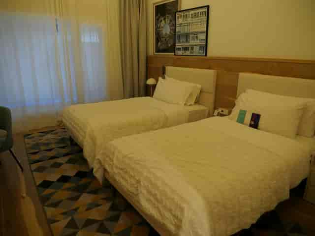 Twin hotel room at Le Méridien Barcelona for business travel and conference accommodation.