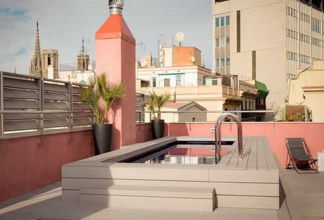 Rooftop terrace at Aparthotel Arai with city views, ideal for networking events and VIP receptions.