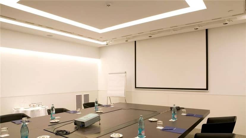 Minimalist Meliá Barcelona Sarrià boardroom for corporate meetings and professional conferences.