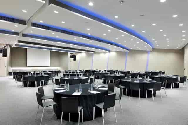 Modern banquet meeting space at Meliá Barcelona Sarrià for corporate conferences and gala dinners.