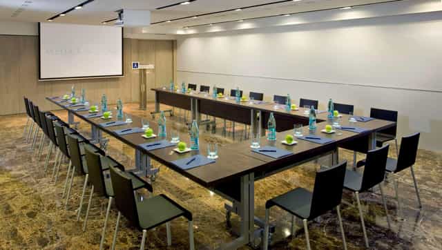 U-shape boardroom at Meliá Barcelona Sarrià with marble floors for professional meetings.