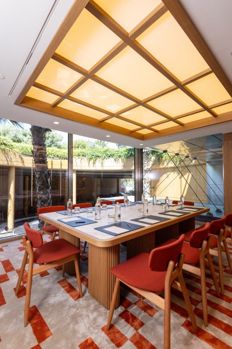 Azulete Meeting Room boardroom setup with biophilic design for executive retreats and strategy.