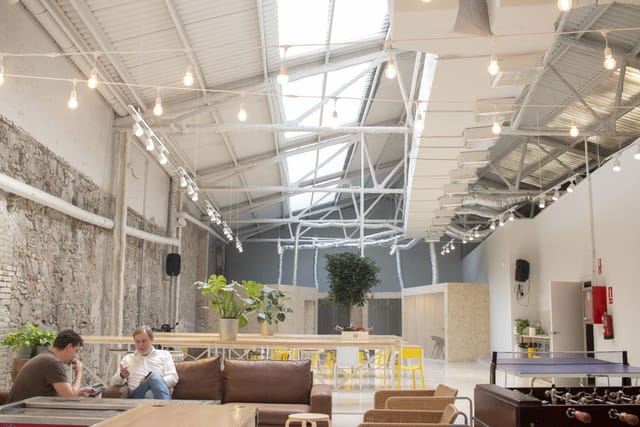 Modular breakout room for creative workshops and networking events at Poblenou Campus.
