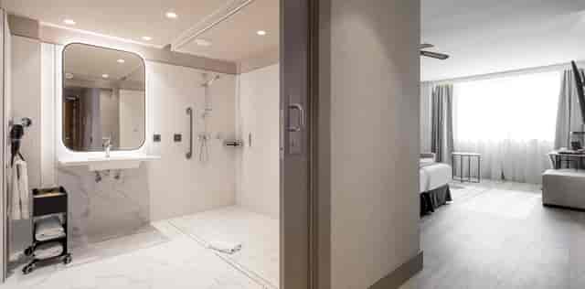 Accessible ILUNION Les Corts meeting room, modern hotel space for inclusive corporate events.
