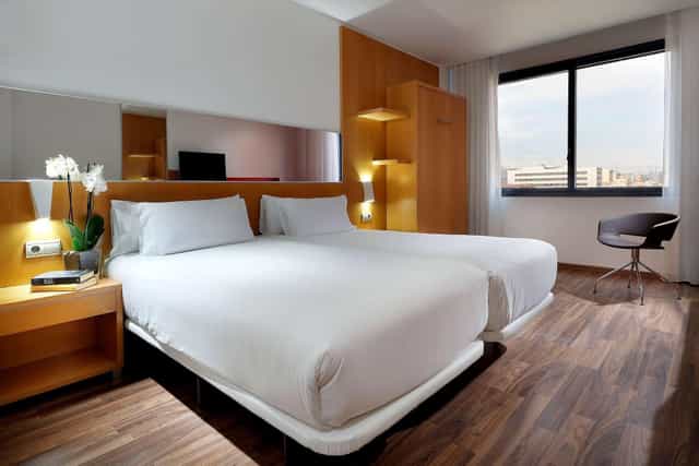 Twin-share guest room at Hotel SB Icaria with workspace for business conferences and events.