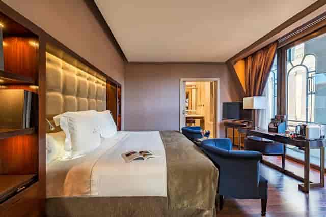 Modern corporate guest room at Hotel Casa Fuster for premium business event room blocks.