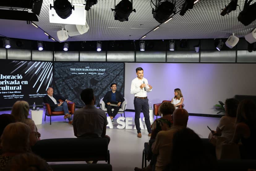 Modern hybrid panel discussion at CASA SEAT with stage lighting, ideal for corporate events.