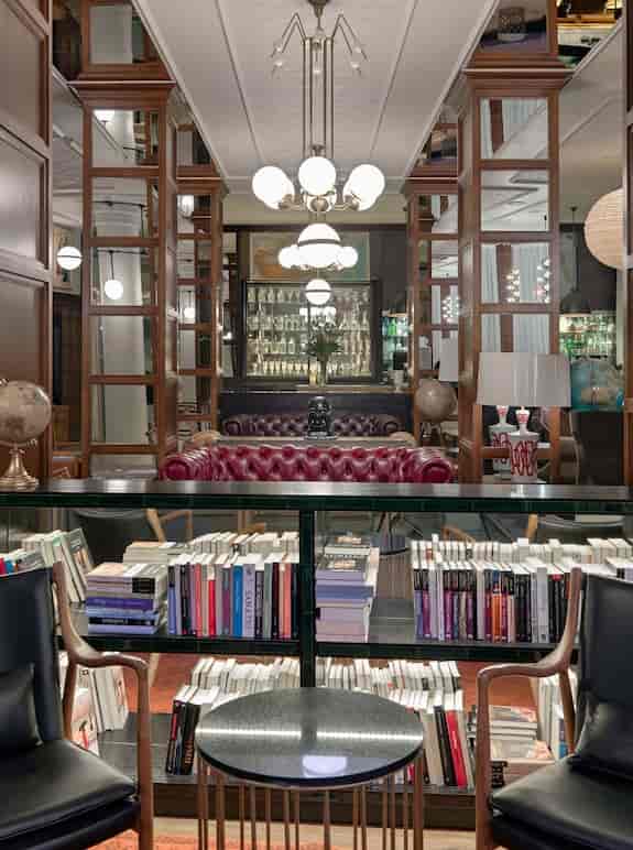 VIP breakout at H10 Montcada Library: Chesterfield seating for private networking receptions.