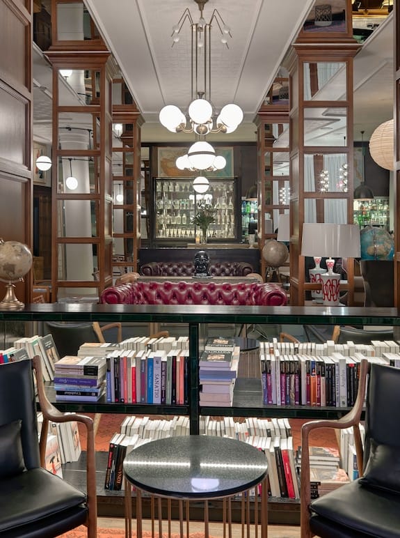 VIP breakout at H10 Montcada Library: Chesterfield seating for private networking receptions.